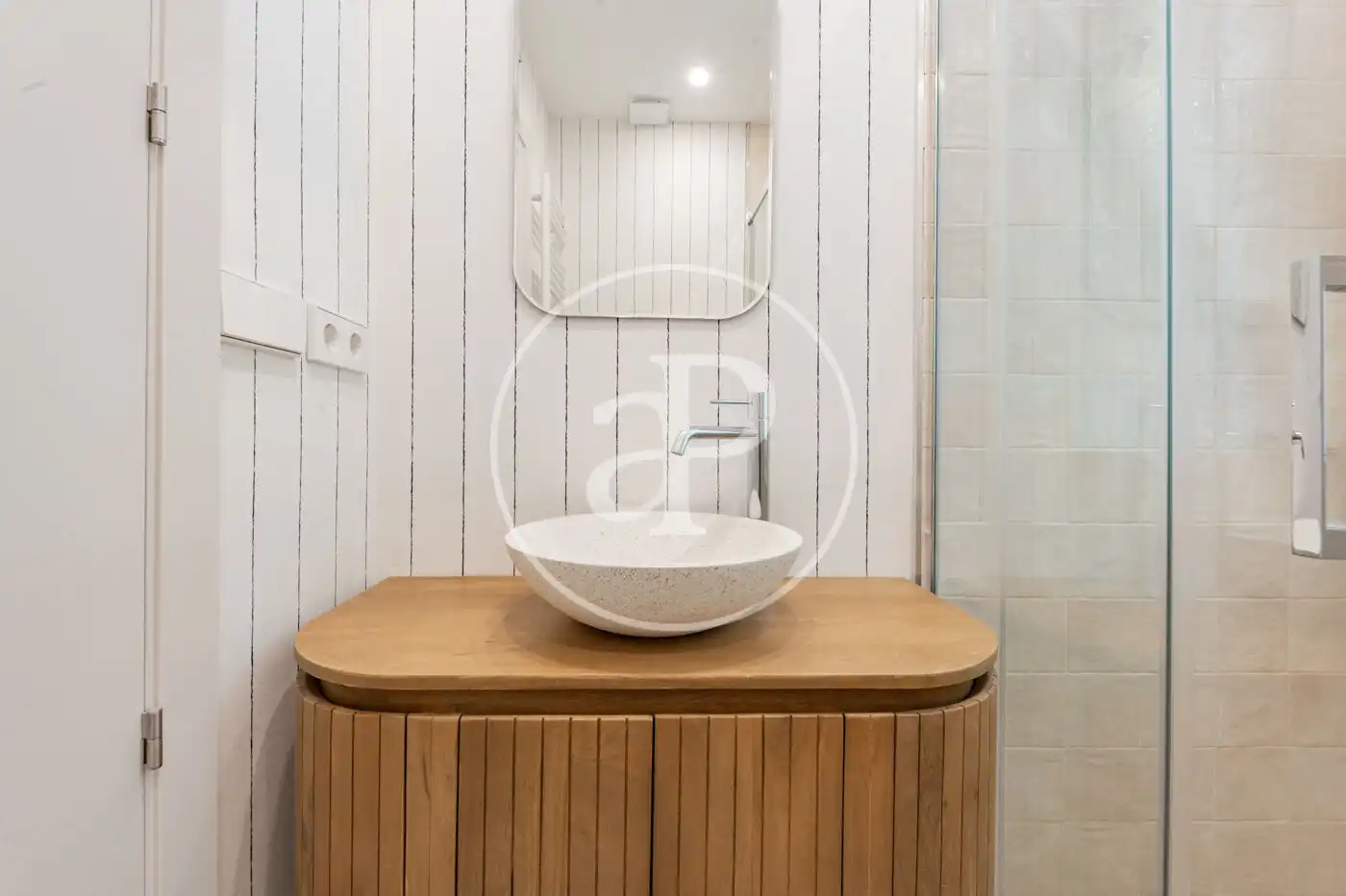 Bathroom of Flat for sale in Madrid  with Air Conditioner and Heating