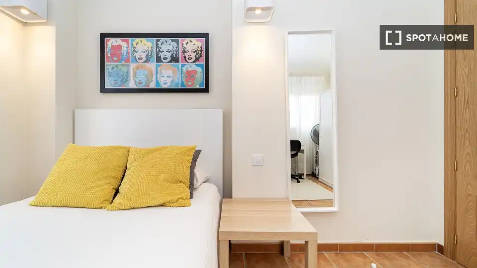 Bedroom of Flat for share in Sevilla la Nueva  with Air Conditioner, Heating and Furnished