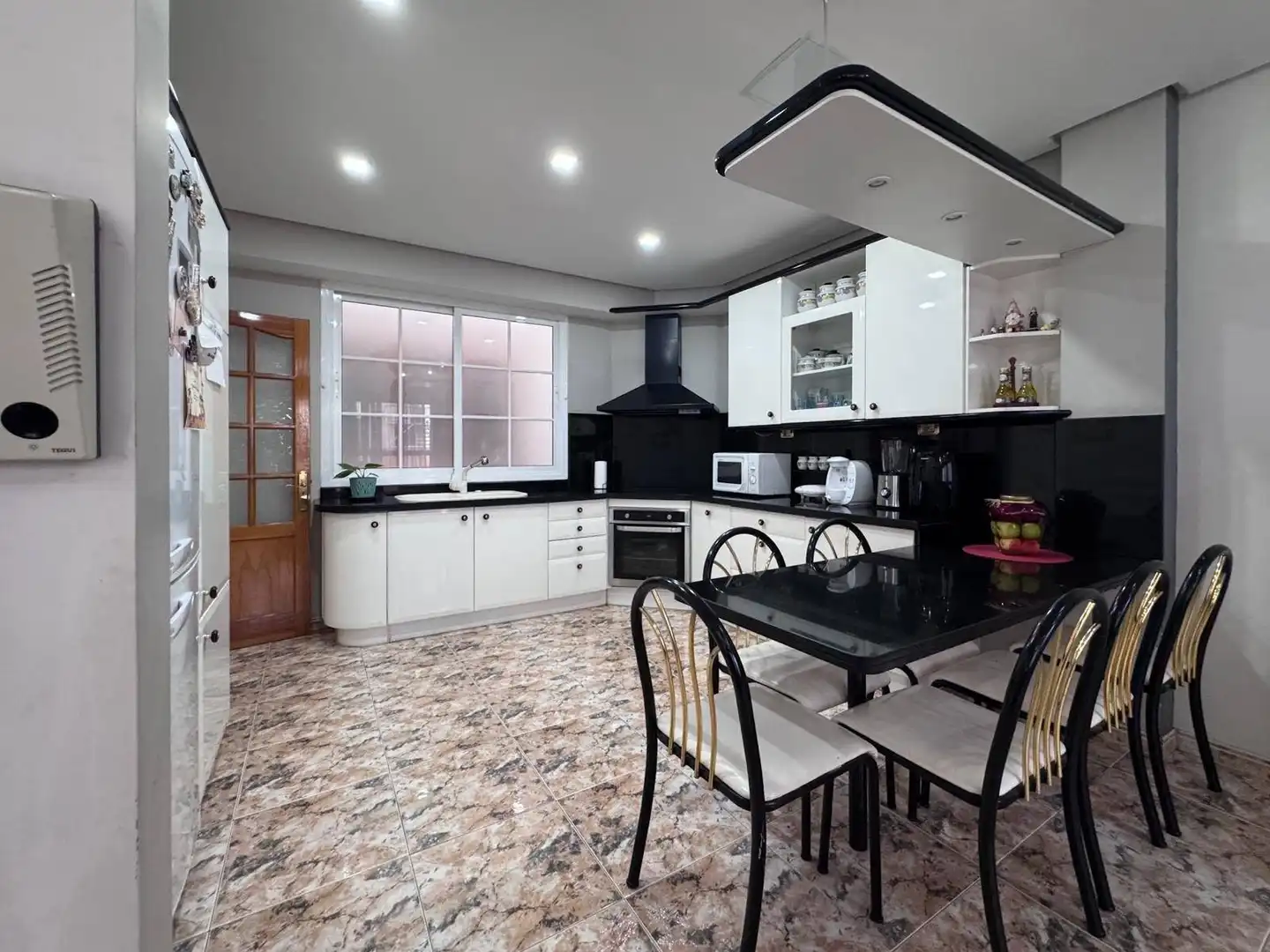 Cocina de Casa adosada en venta en Telde con Terraza, Trastero y Balcón