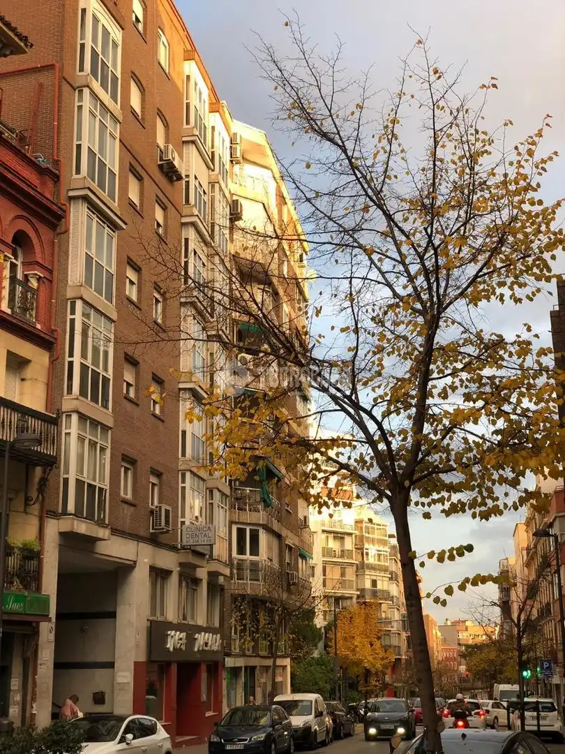 Vista exterior de Pis en venda en Madrid amb Calefacció i Terrassa
