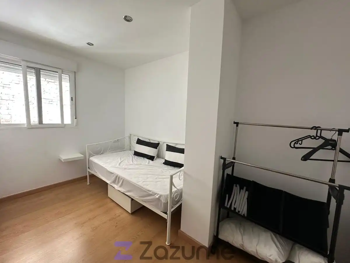 Dormitori de Apartament de lloguer en Valencia amb Aire condicionat, Terrassa i Moblat