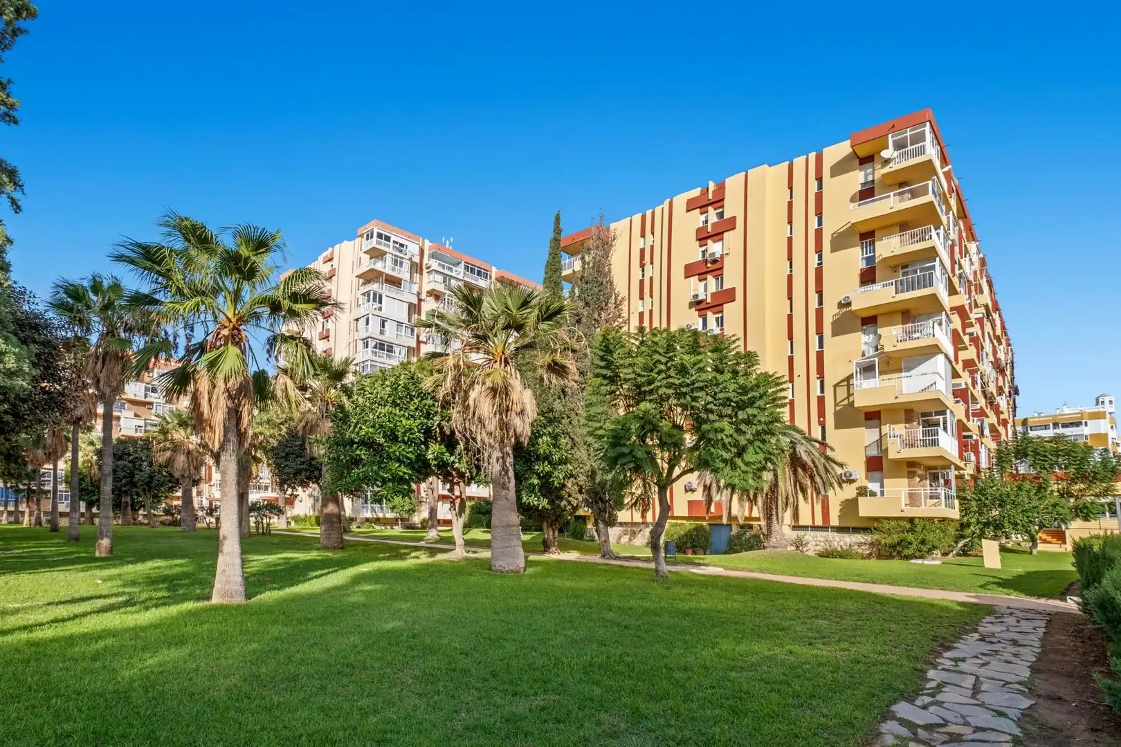 Vista exterior de Estudi en venda en Benalmádena amb Aire condicionat, Terrassa i Piscina comunitària