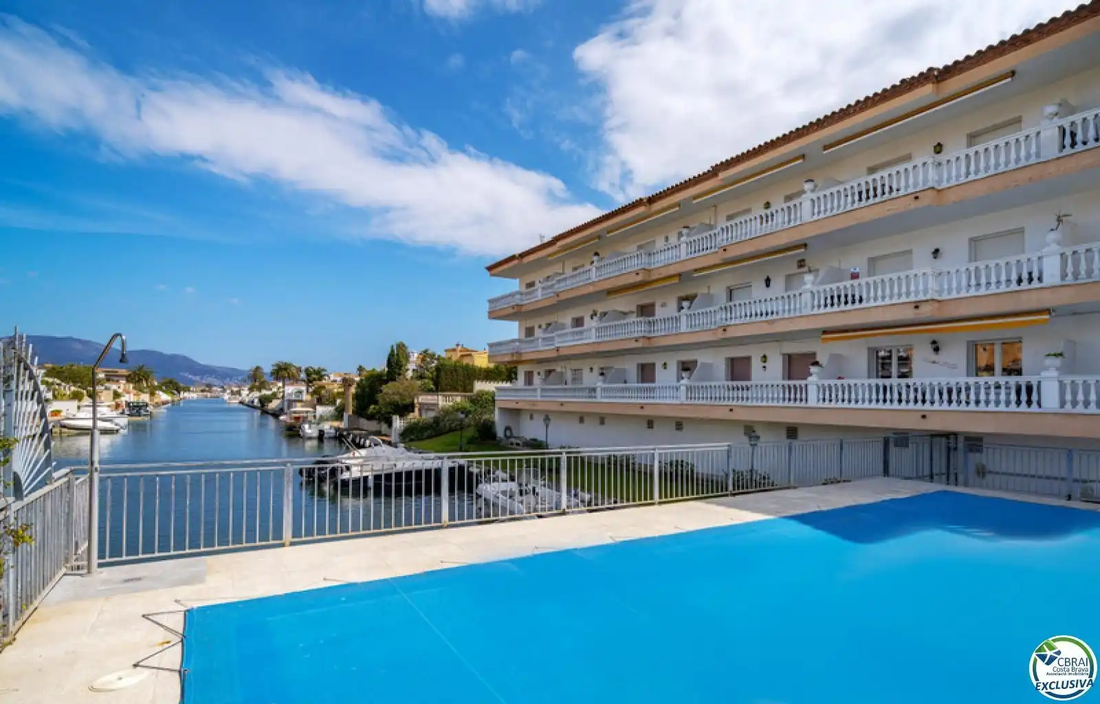 Schwimmbecken von Wohnungen zum Verkauf in Empuriabrava mit Abstellraum und Möbliert