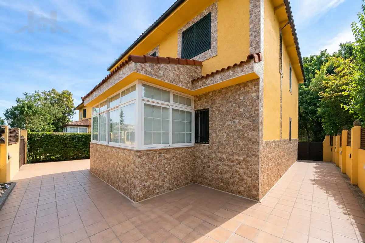 Vista exterior de Casa o xalet en venda en Collado Mediano amb Terrassa i Traster