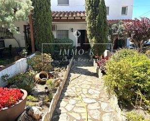 Vista exterior de Casa adosada en venda en Llançà amb Aire condicionat, Calefacció i Jardí privat