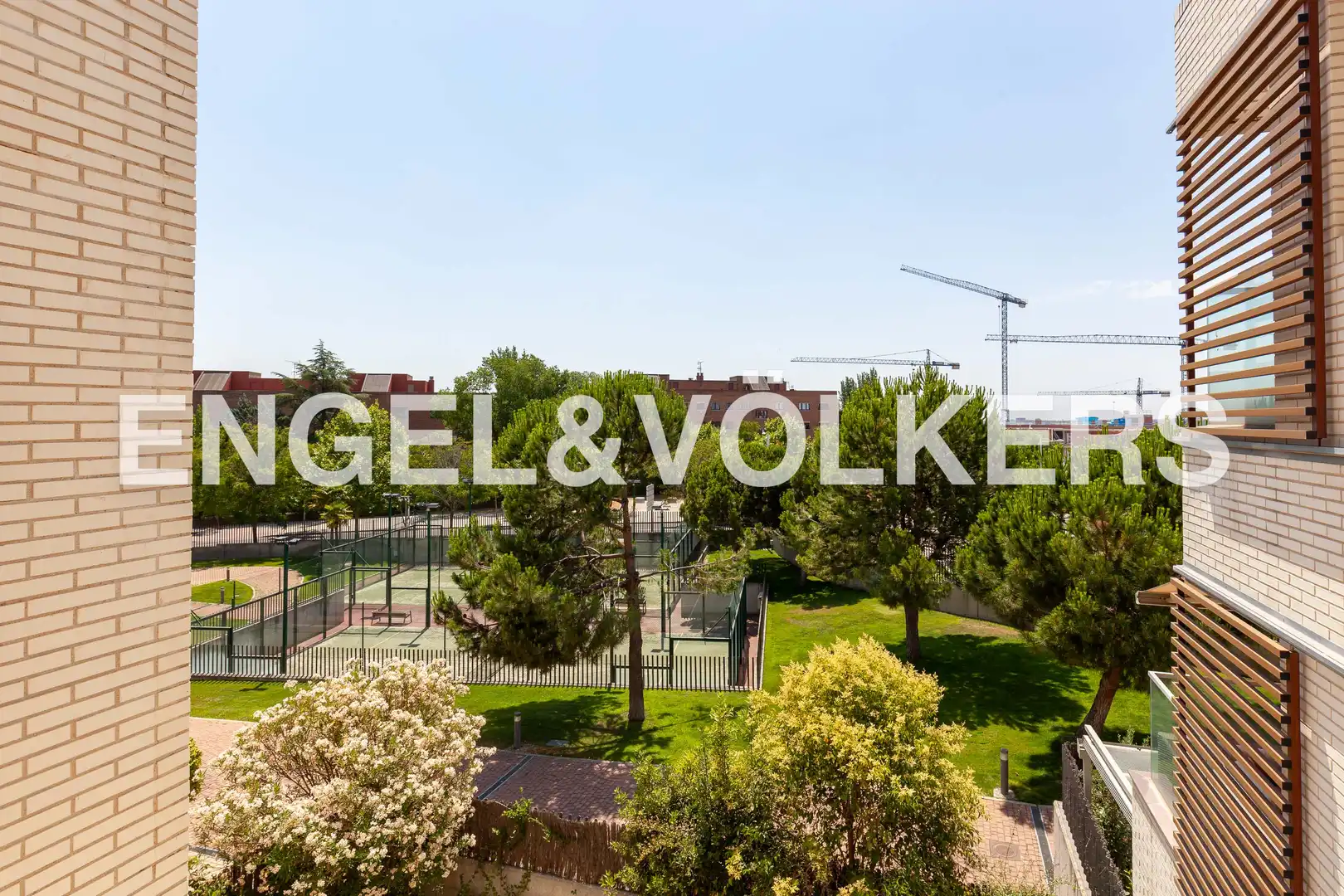 Vista exterior de Ático de alquiler en Pozuelo de Alarcón con Calefacción, Jardín privado y Terraza