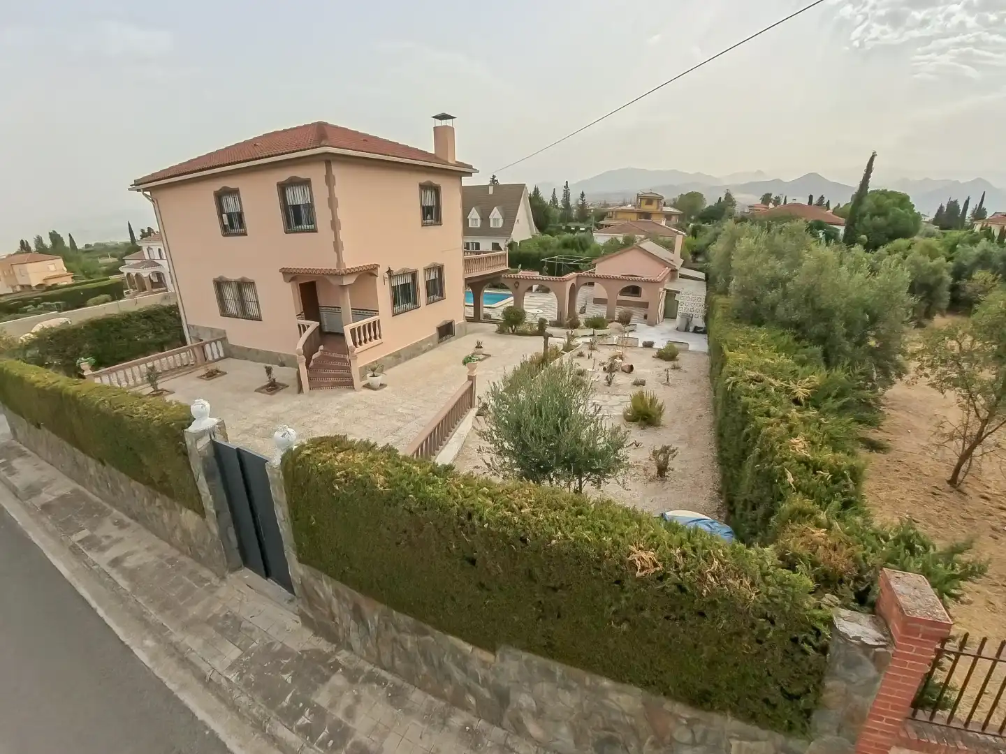 Vista exterior de Casa o xalet en venda en Villa de Otura amb Jardí privat, Terrassa i Piscina