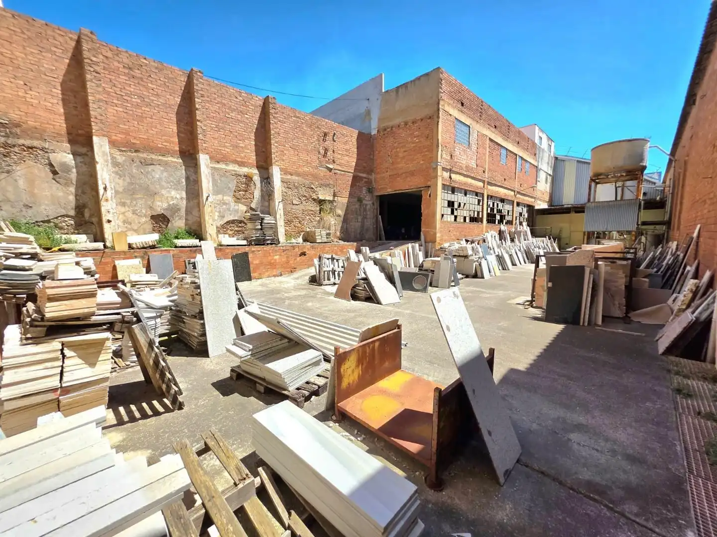 Vista exterior de Nave industrial en venta en Almazora / Almassora