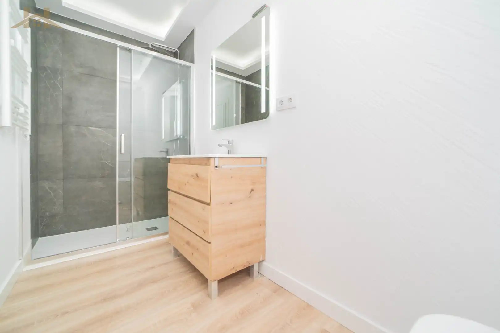 Bathroom of Flat for sale in Pinto  with Air Conditioner, Heating and Oven
