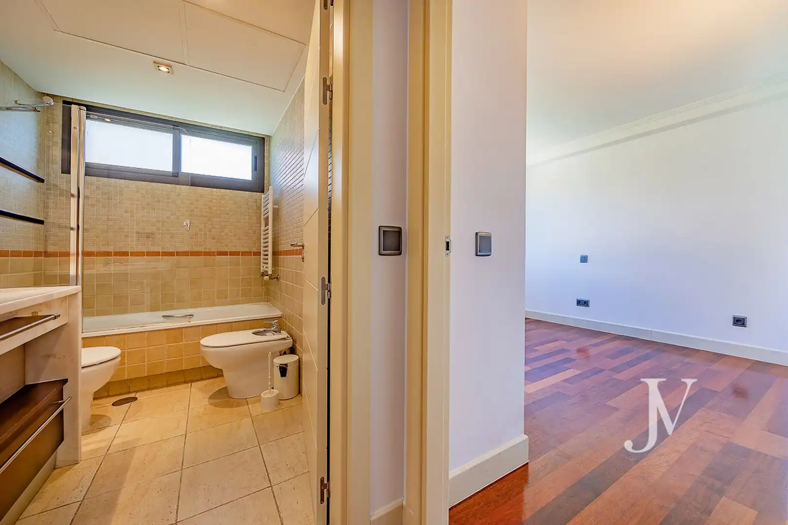 Badezimmer von Einfamilien-Reihenhaus zur Miete in La Moraleja mit Klimaanlage, Heizung und Privatgarten