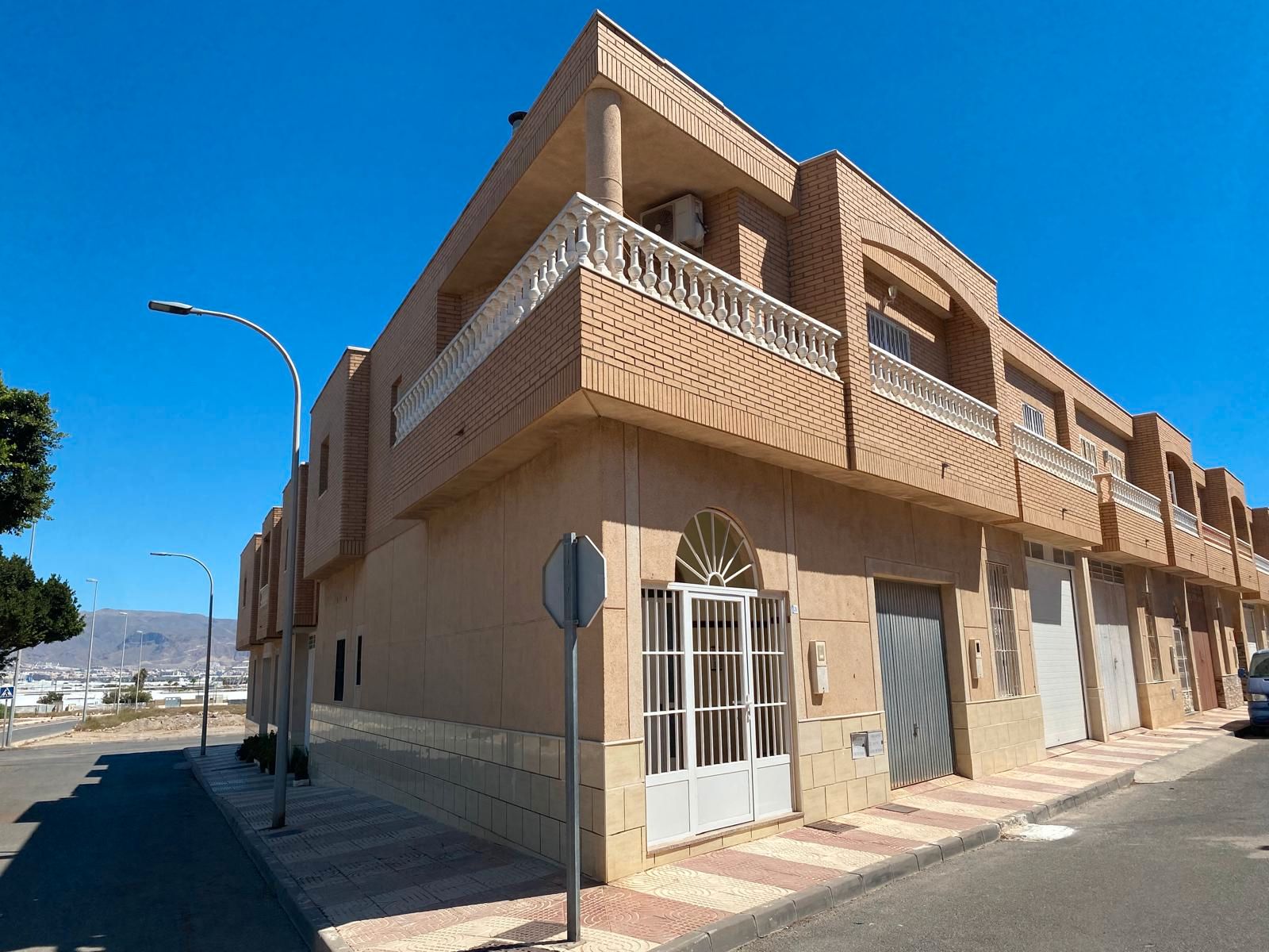 Vista exterior de Casa o xalet en venda en Roquetas de Mar amb Aire condicionat i Terrassa
