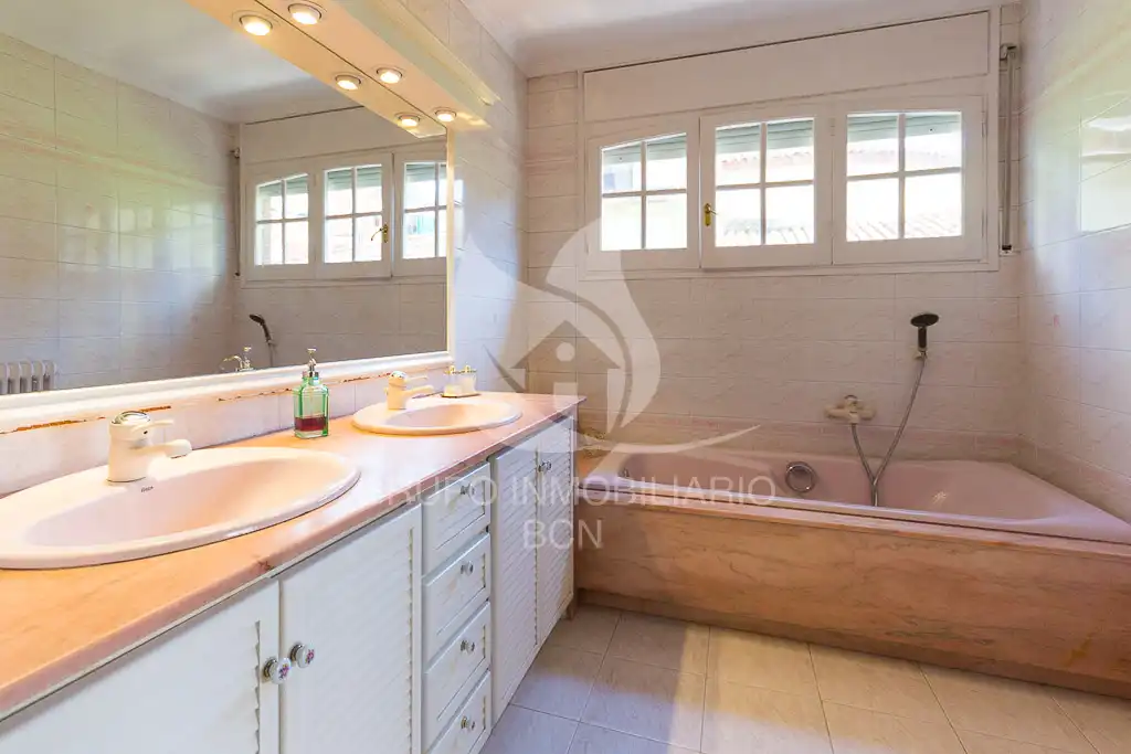 Bathroom of Houses for sale in Montcada i Reixac  with Air Conditioner, Heating and Terrace