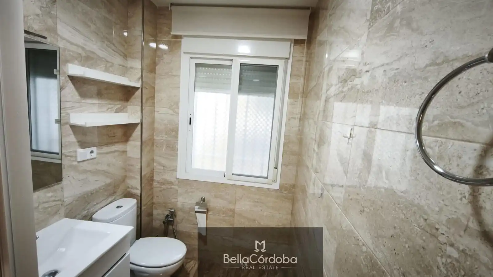 Badezimmer von Wohnung zum Verkauf in Córdoba mit Klimaanlage, Heizung und Abstellraum