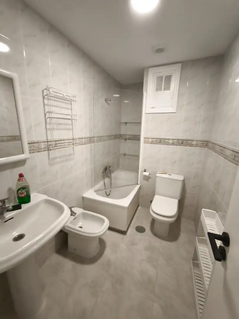 Baño de Piso de alquiler en Santiago de Compostela  con Calefacción, Parquet y Amueblado