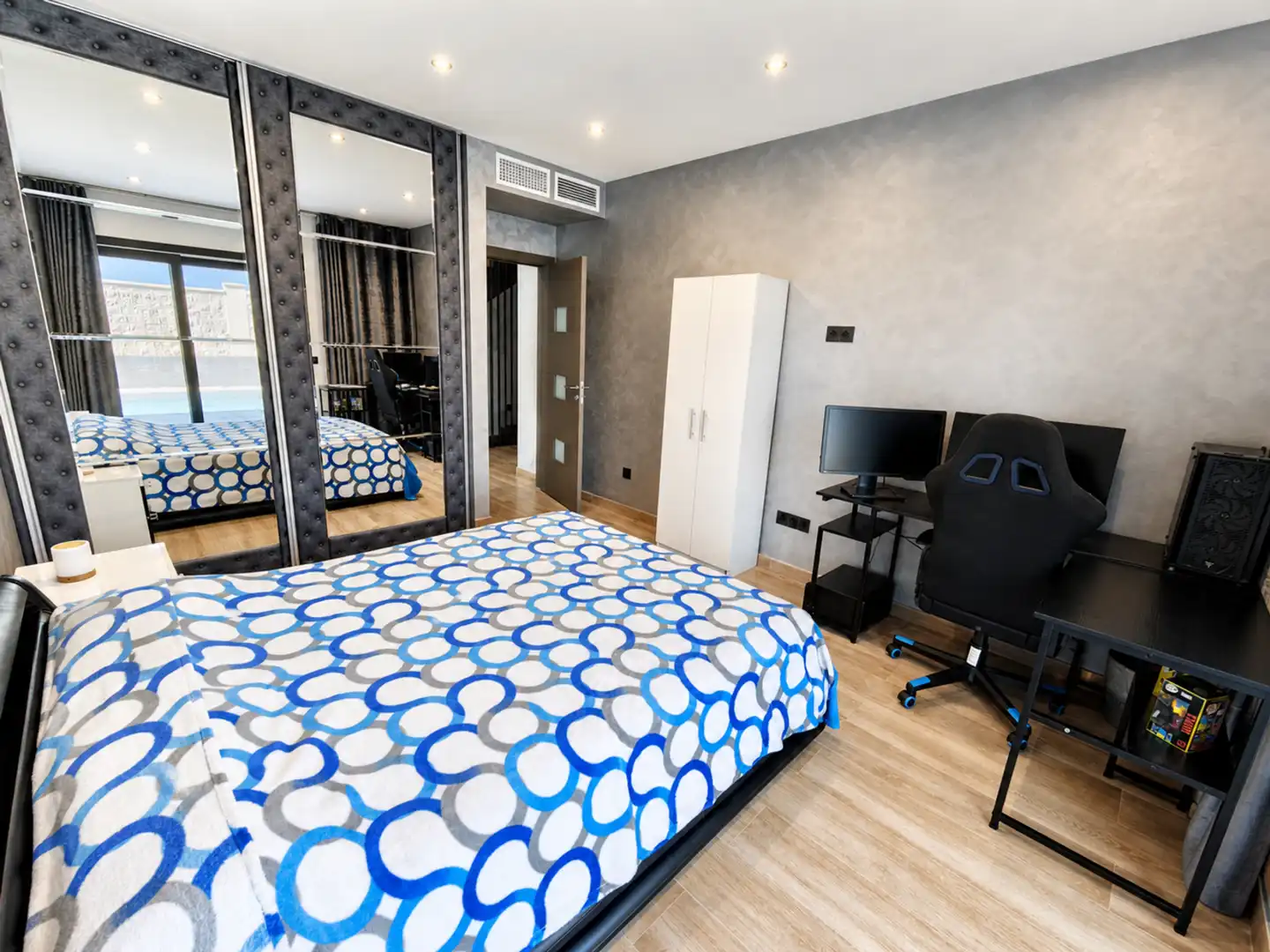 Dormitori de Casa o xalet en venda en Estepona amb Aire condicionat, Jardí privat i Terrassa