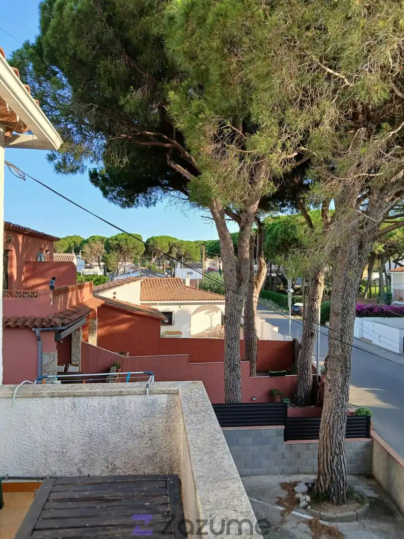 Vista exterior de Pis de lloguer en L'Escala amb Calefacció, Terrassa i Moblat