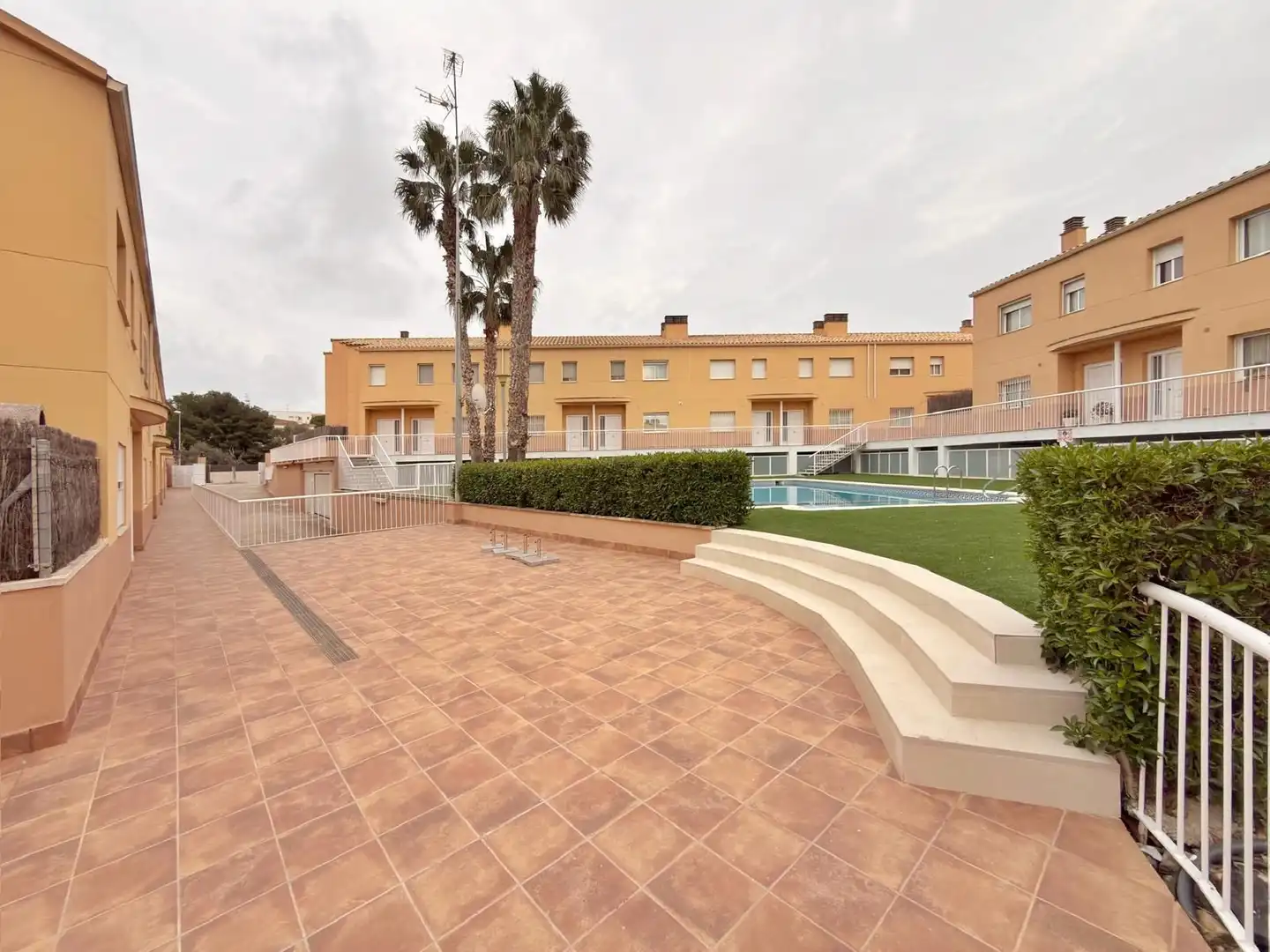 Vista exterior de Casa adosada en venda en Cubelles amb Calefacció, Terrassa i Piscina comunitària