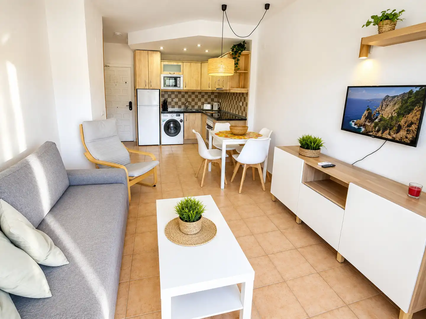 Sala d'estar de Apartament en venda en Benalmádena amb Aire condicionat, Terrassa i Moblat