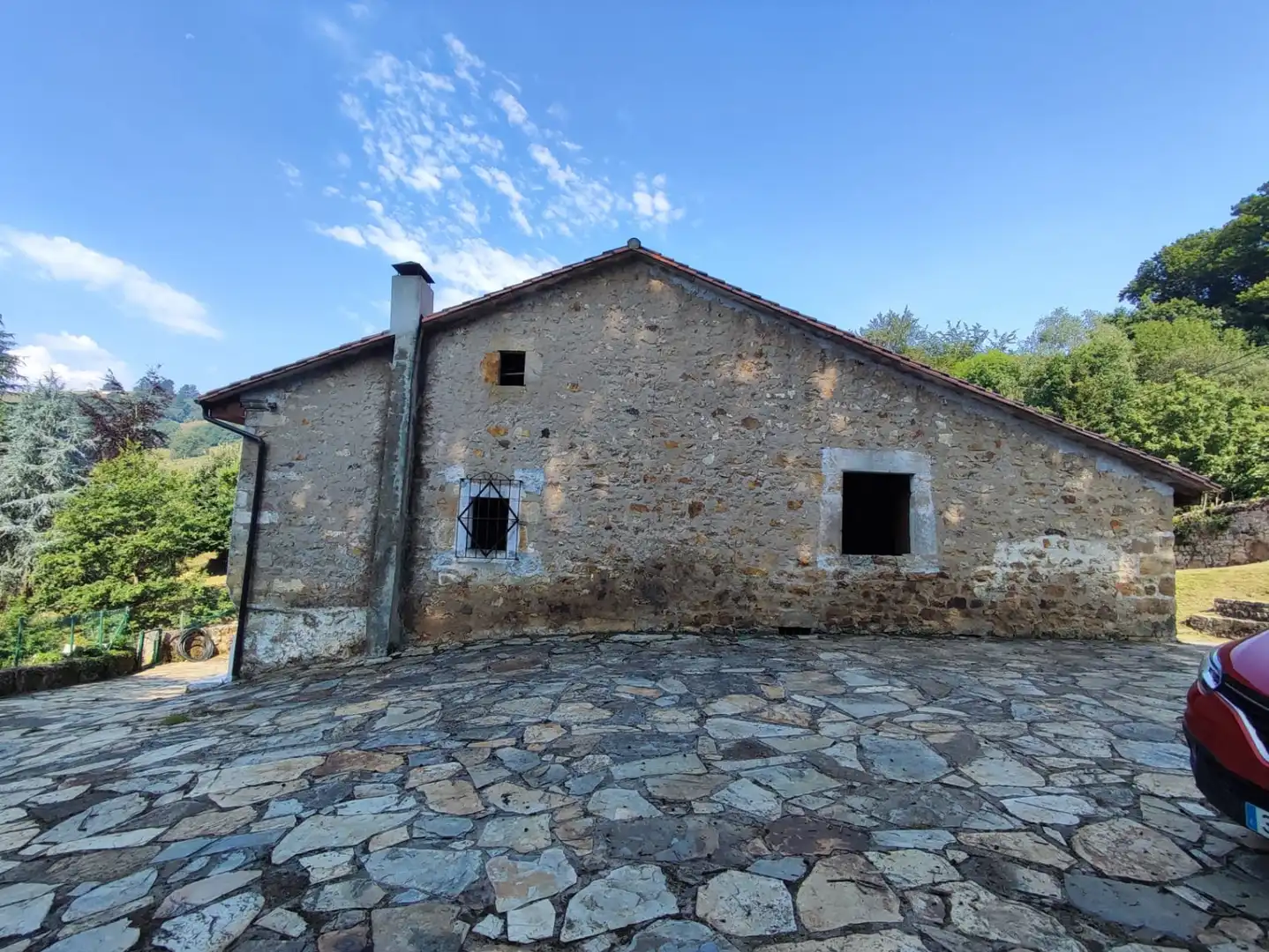 Vista exterior de Casa adosada en venda en Corvera de Toranzo amb Calefacció, Jardí privat i Parquet