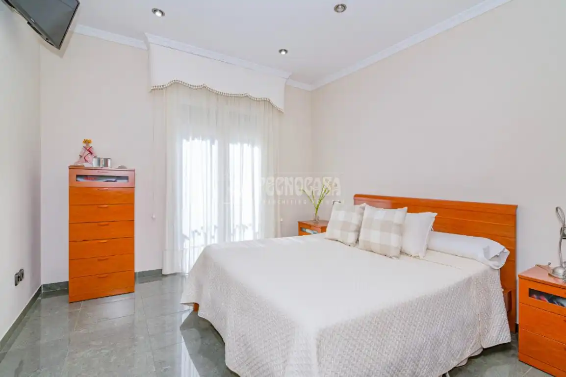 Dormitori de Casa o xalet en venda en Lucena amb Aire condicionat, Jardí privat i Moblat