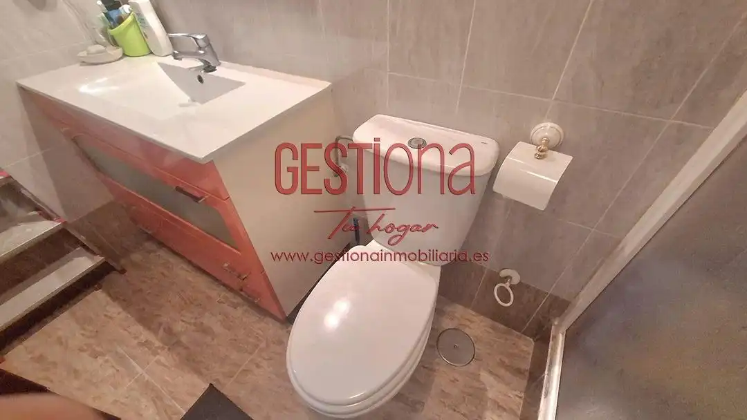 Badezimmer von Erdgeschoss zum Verkauf in Castro-Urdiales mit Heizung, Privatgarten und Terrasse