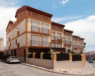 Vista exterior de Casa adosada en venda en Motril amb Aire condicionat, Jardí privat i Terrassa