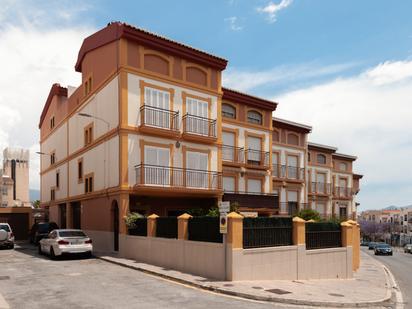 Vista exterior de Casa adosada en venda en Motril amb Aire condicionat, Jardí privat i Terrassa