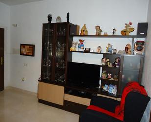 Sala d'estar de Casa adosada en venda en Villafranca de Córdoba amb Aire condicionat