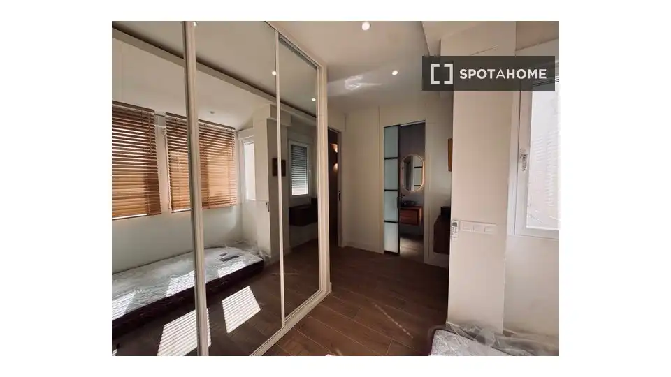 Dormitori de Apartament per a compartir en Madrid amb Aire condicionat, Terrassa i Moblat
