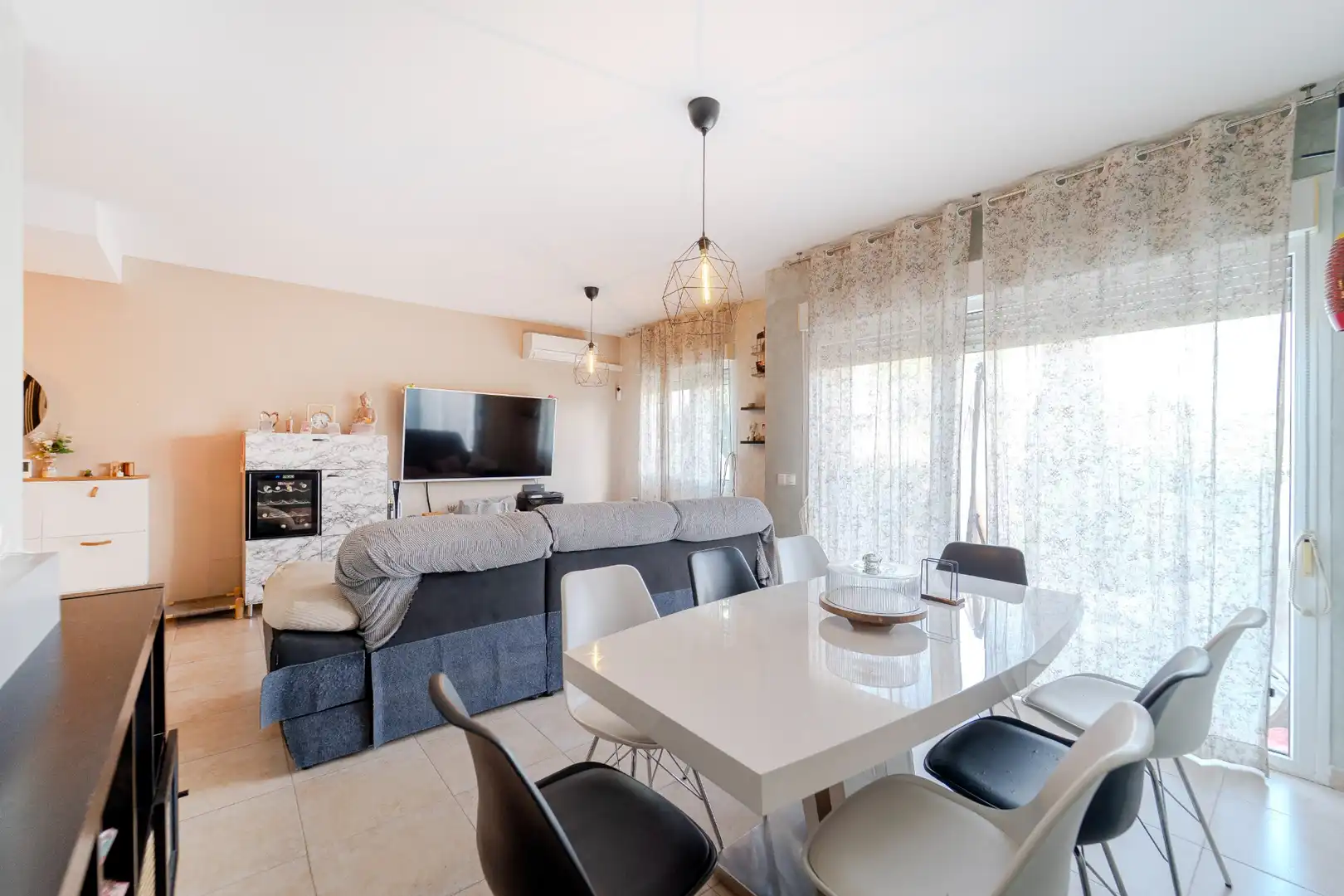 Sala d'estar de Casa adosada en venda en Casarrubios del Monte amb Aire condicionat, Calefacció i Moblat
