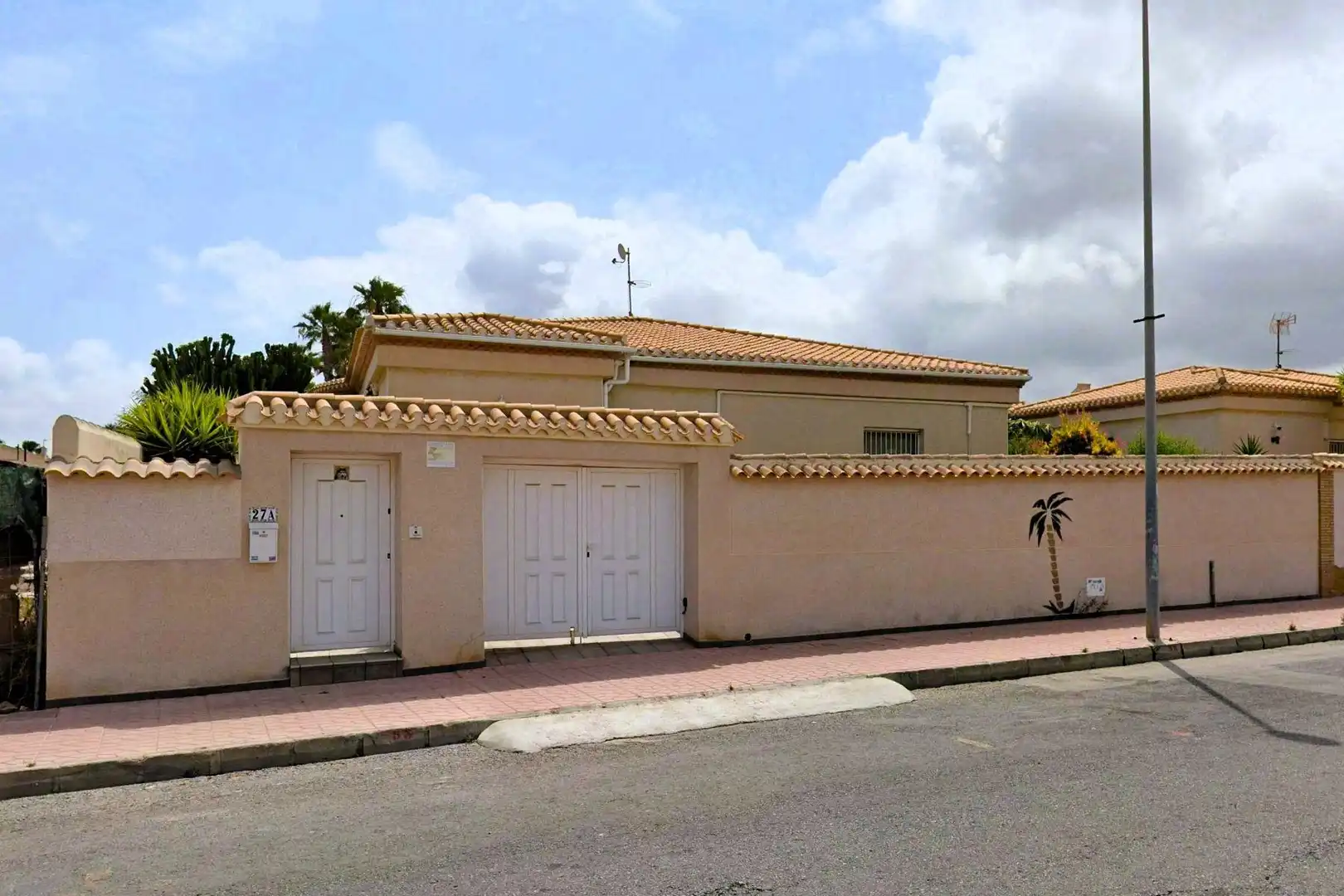 Vista exterior de Casa o xalet en venda en Orihuela amb Aire condicionat, Calefacció i Jardí privat
