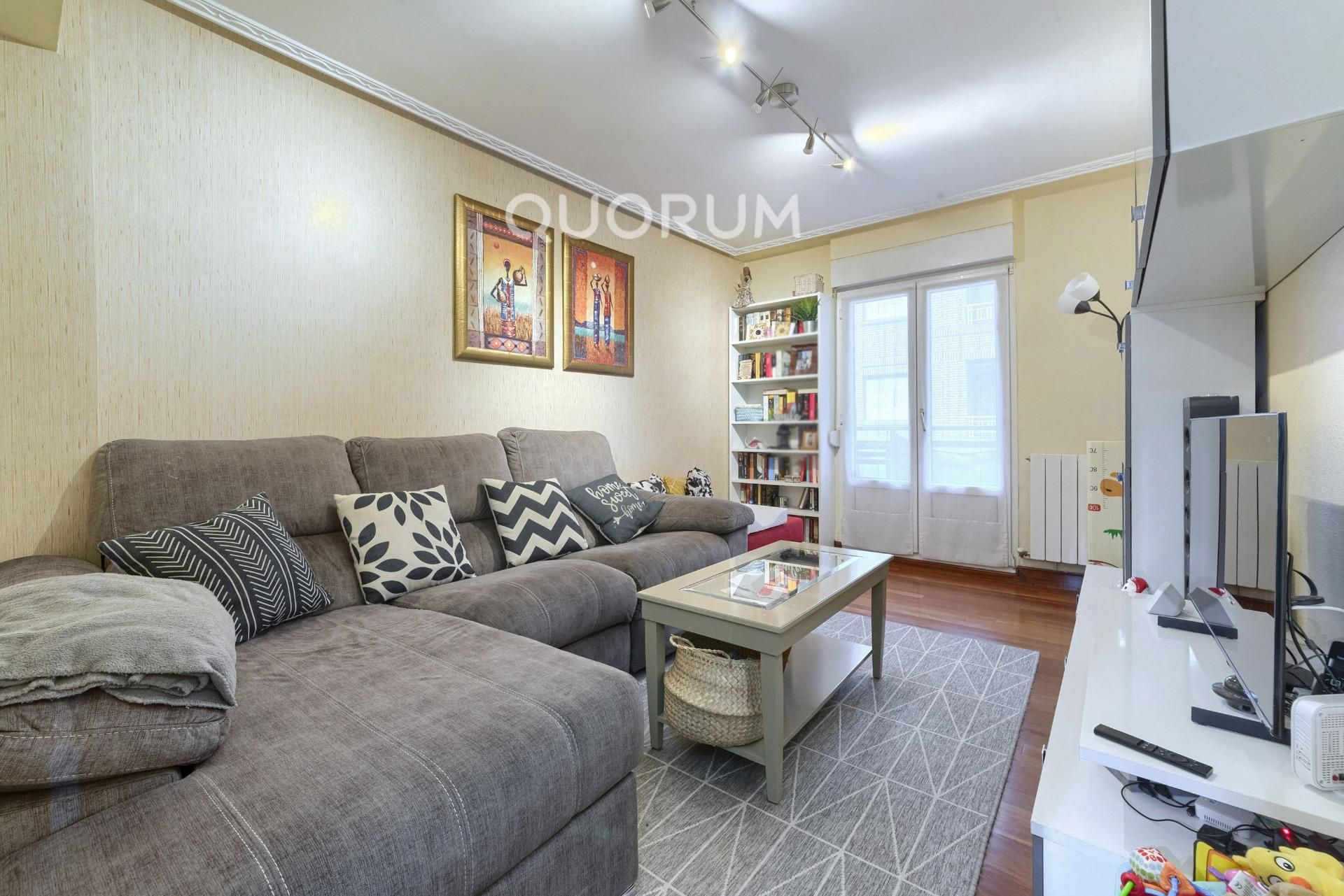 Sala d'estar de Pis en venda en Basauri  amb Calefacció, Terrassa i Traster