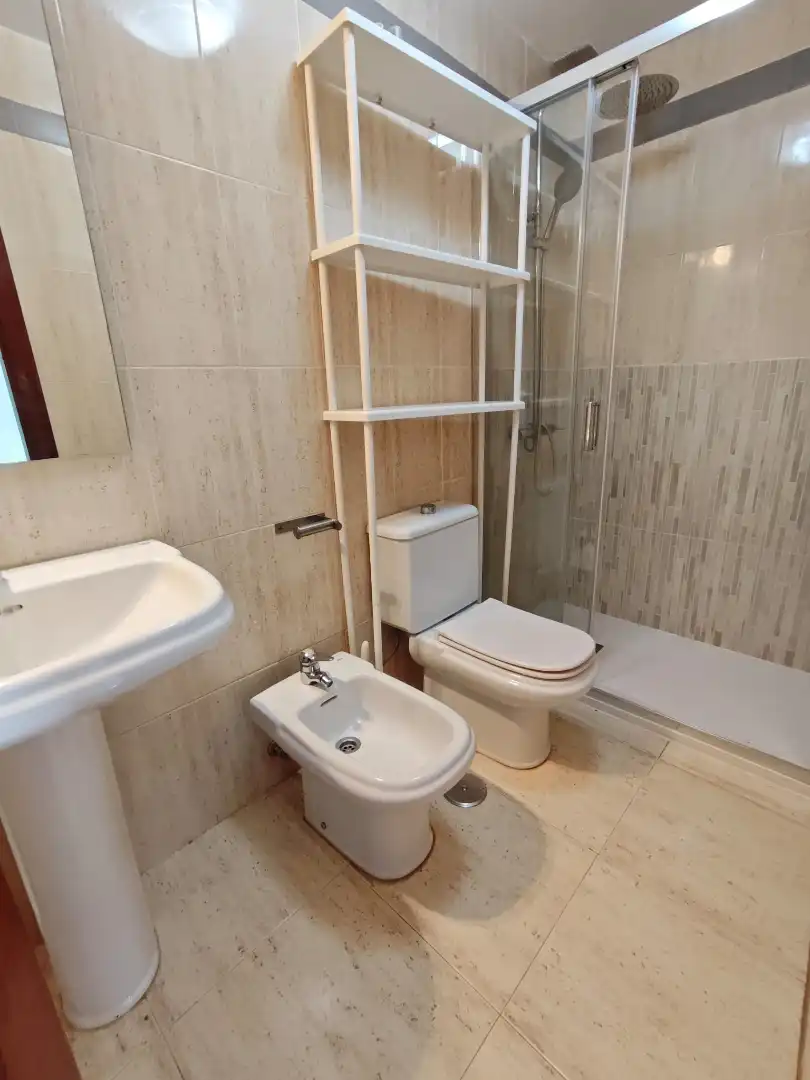 Bany de Dúplex en venda en Sevilla la Nueva amb Aire condicionat, Calefacció i Jardí privat
