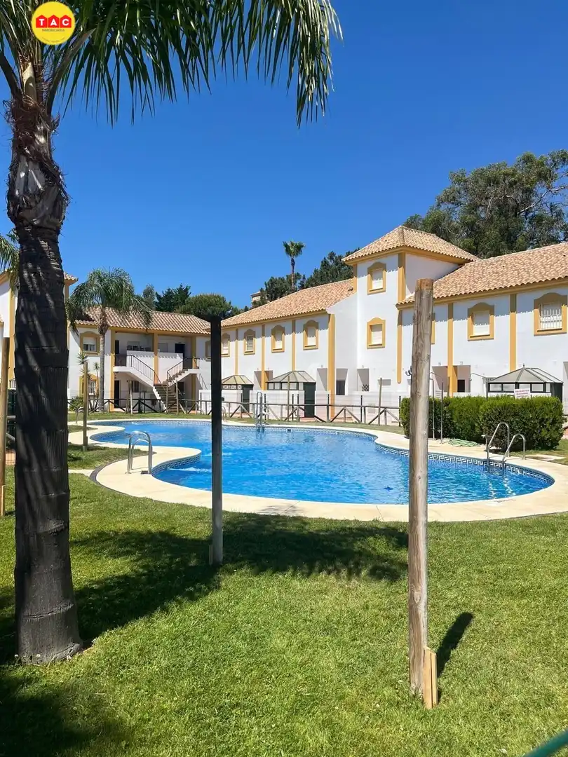 Außenansicht von Einfamilien-Reihenhaus zum Verkauf in Islantilla mit Klimaanlage, Heizung und Terrasse