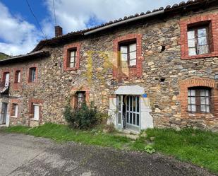 Vista exterior de Casa o xalet en venda en Matallana de Torío amb Calefacció, Jardí privat i Traster