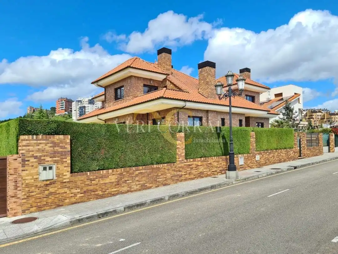 Vista exterior de Casa o chalet en venta en Oviedo  con Calefacción, Jardín privado y Terraza