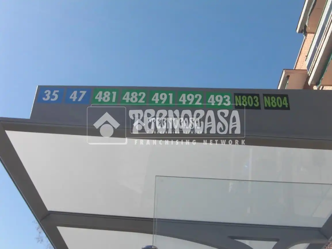 Vista exterior de Local en venda en Madrid amb Calefacció
