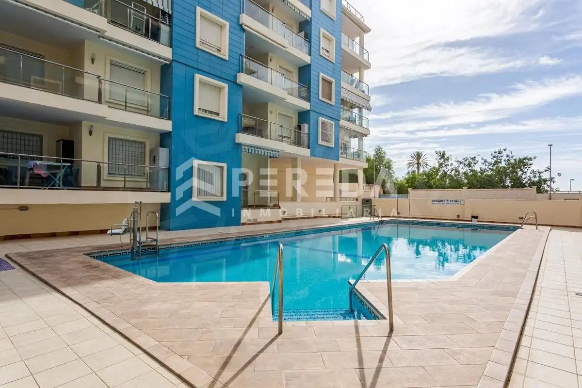 Piscina de Ático en venta en Roquetas de Mar con Aire acondicionado, Terraza y Piscina comunitaria