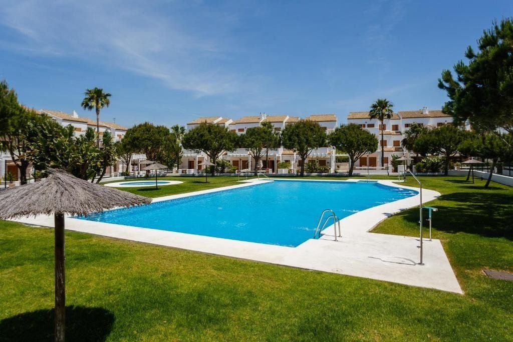 Piscina de Apartament en venda en Chiclana de la Frontera amb Jardí privat, Parquet i Terrassa
