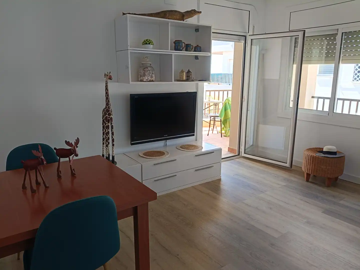 Wohnzimmer von Wohnung zur Miete in Calafell mit Parkett, Terrasse und Abstellraum