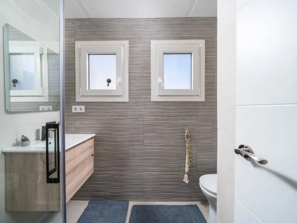 Bany de Apartament en venda en Torrevieja amb Aire condicionat i Piscina