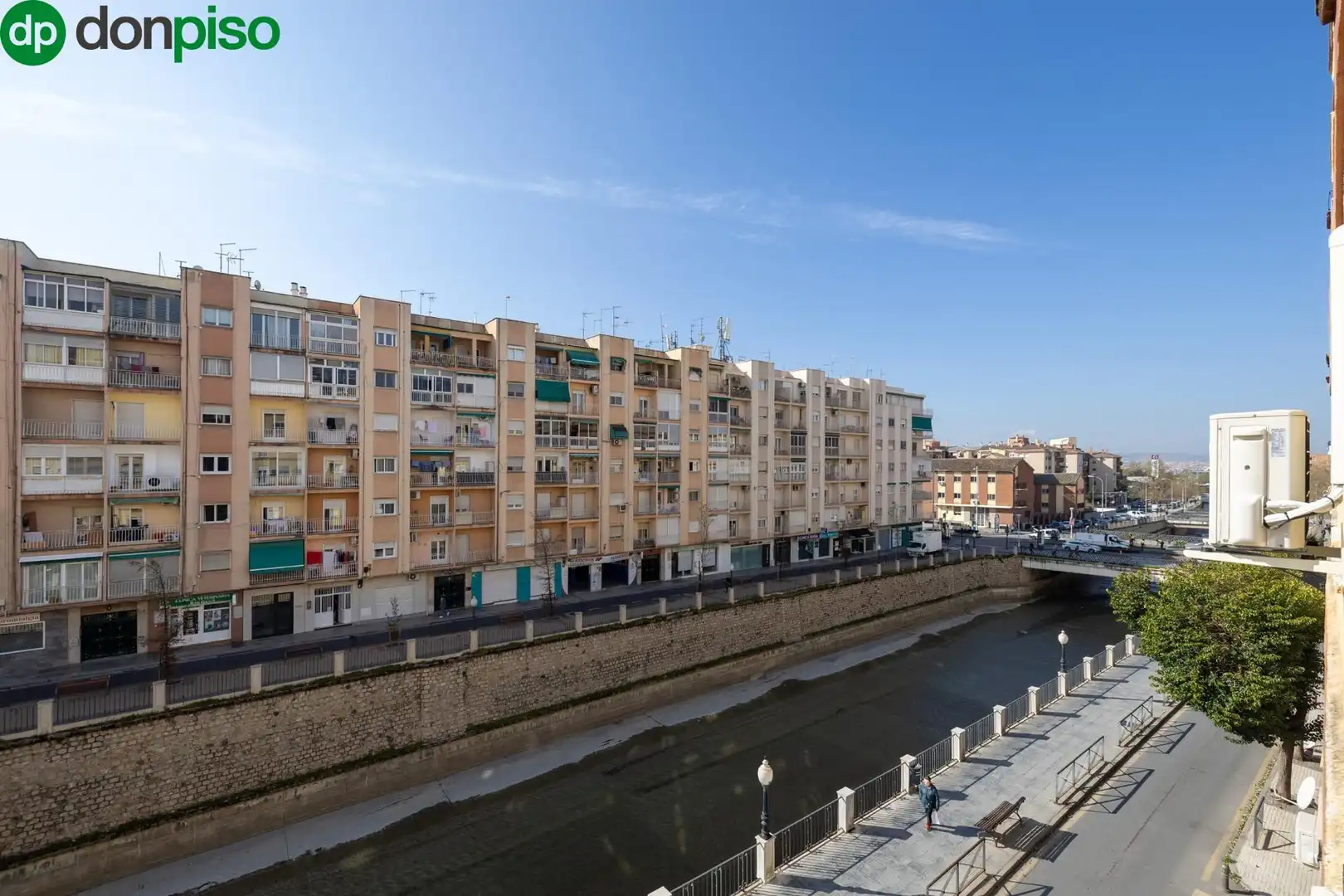 Vista exterior de Piso en venta en Granada