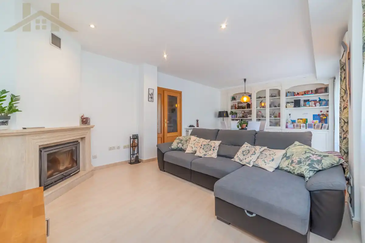 Wohnzimmer von Einfamilien-Reihenhaus zum Verkauf in Valdemoro mit Klimaanlage, Heizung und Privatgarten