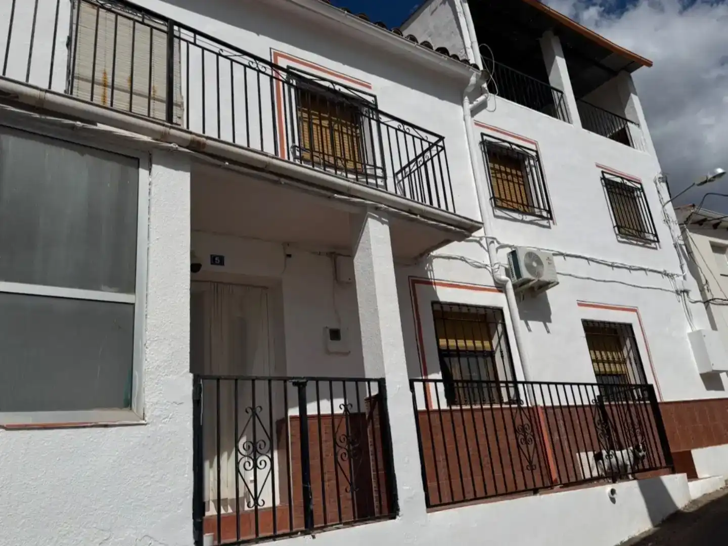 Vista exterior de Casa adosada en venda en Segura de la Sierra amb Aire condicionat, Traster i Moblat
