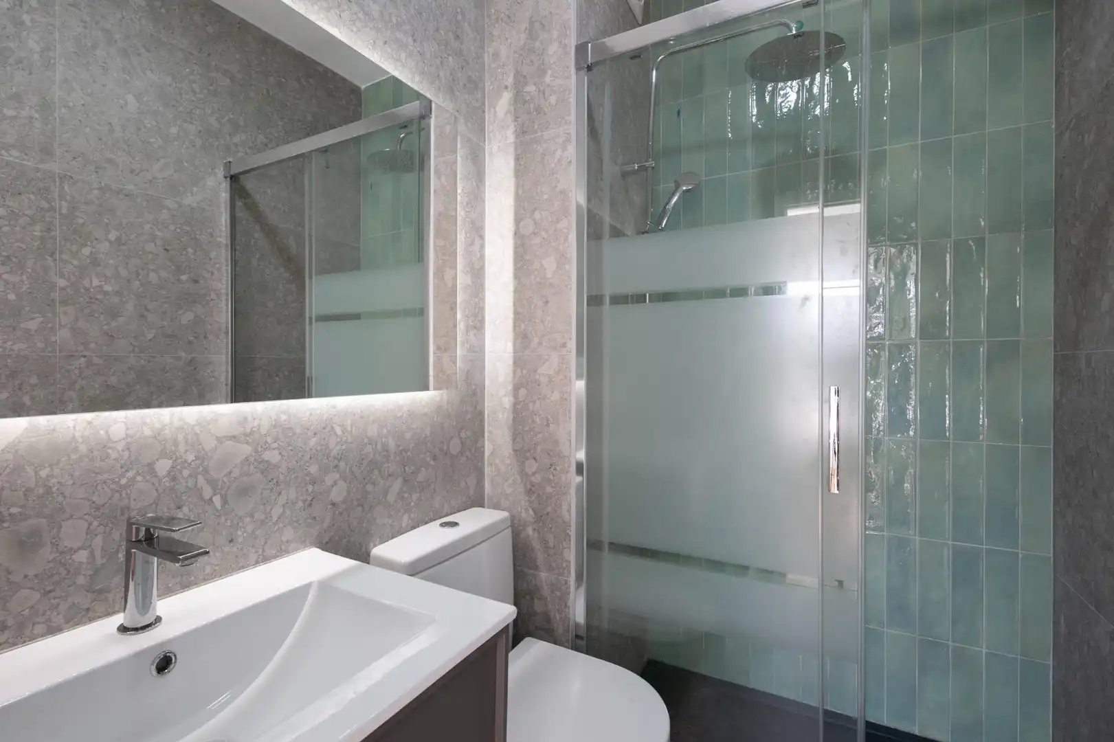 Bathroom of Flat for sale in L'Hospitalet de Llobregat  with Air Conditioner, Heating and Parquet flooring