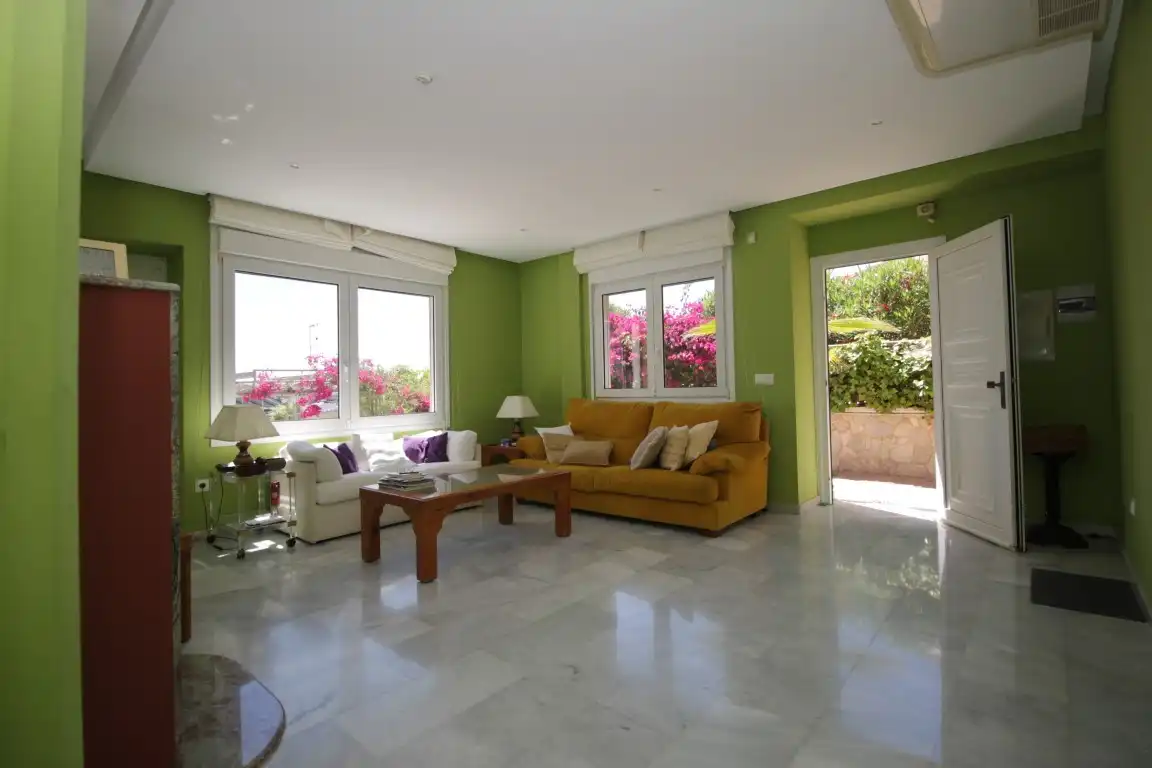 Sala d'estar de Casa o xalet en venda en Vélez-Málaga amb Aire condicionat, Calefacció i Jardí privat