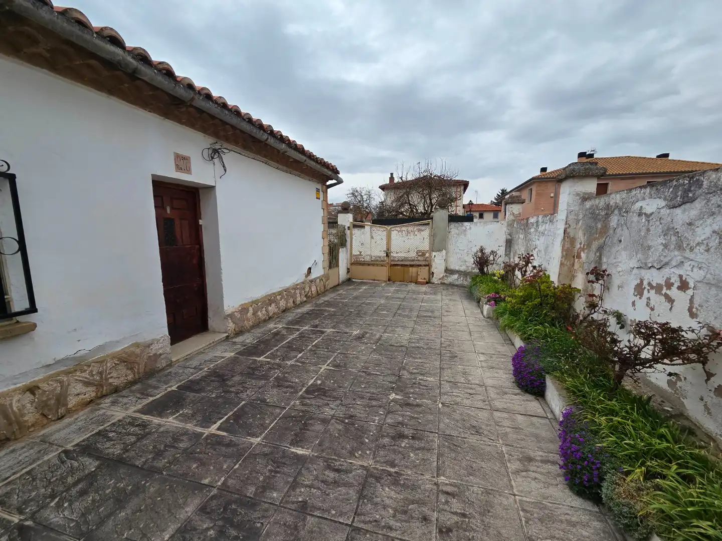 Vista exterior de Casa adosada en venda en Burgos amb Calefacció i Jardí privat