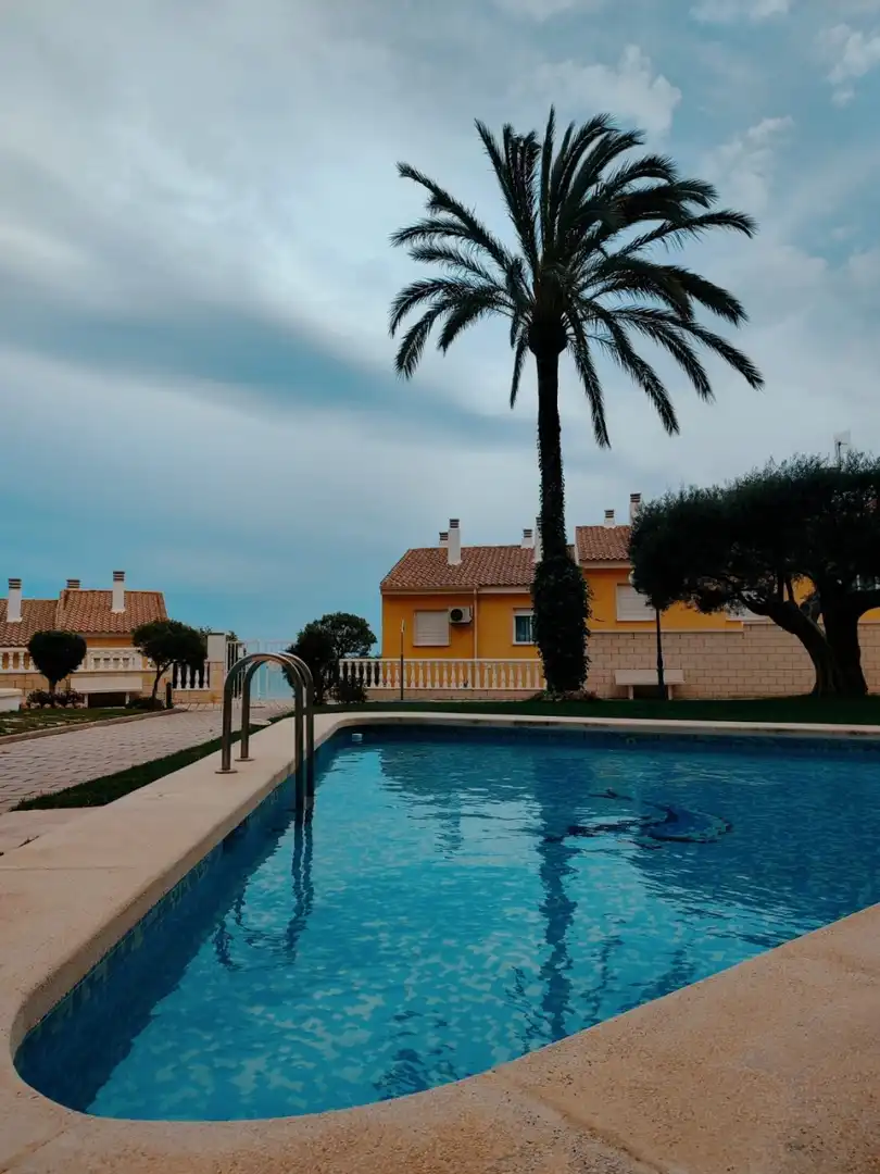 Schwimmbecken von Einfamilien-Reihenhaus zur Miete in Elche / Elx mit Privatgarten, Terrasse und Möbliert