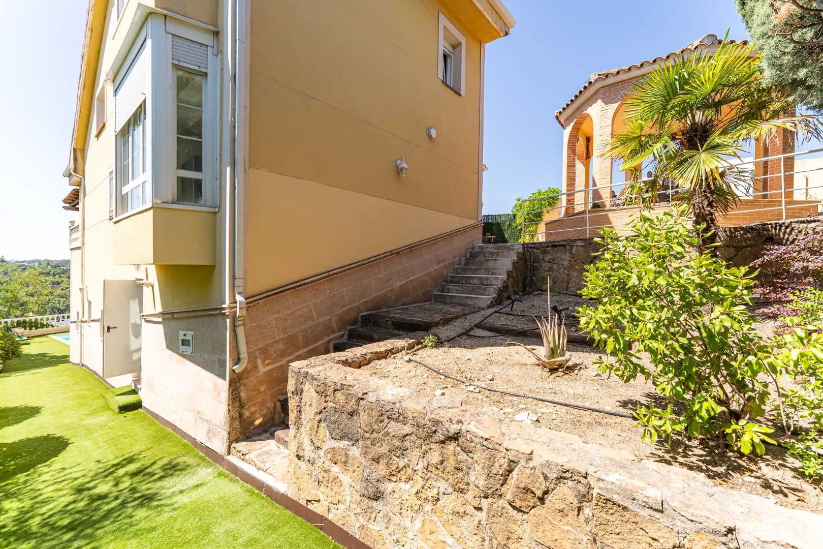 Vista exterior de Casa adosada en venta en Torrelodones con Calefacción, Jardín privado y Terraza