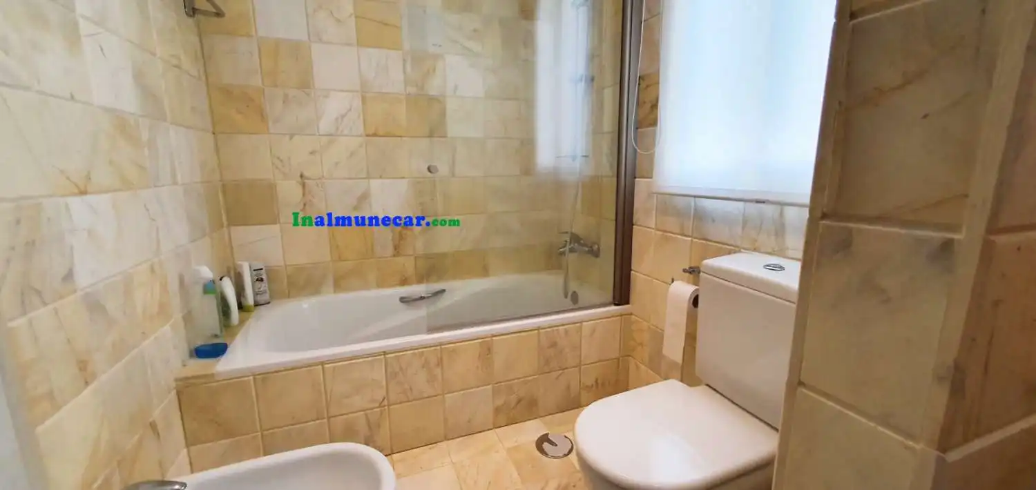 Baño de Casa adosada en venta en Almuñécar con Aire acondicionado, Terraza y Piscina